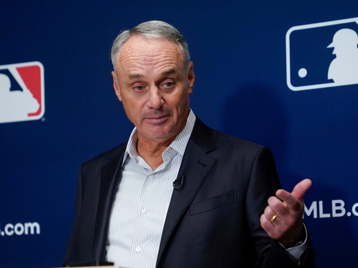 Seattle fans give MLB commissioner Rob Manfred the full draft treatment