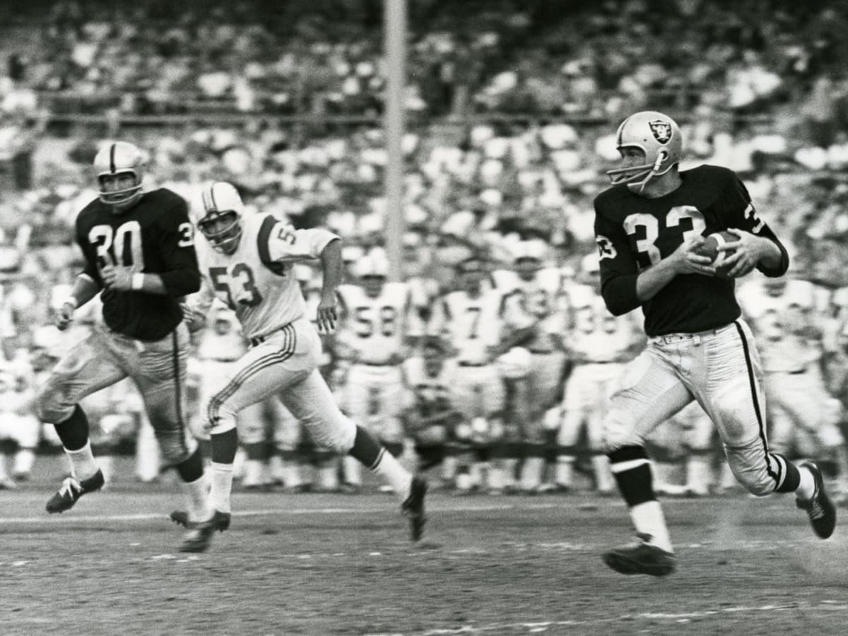 Oakland Raiders center Jim Otto on field during game vs Miami