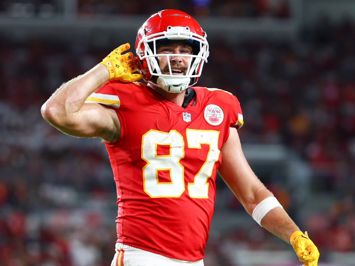 Travis Kelce injury updates: Chiefs star hyperextends knee