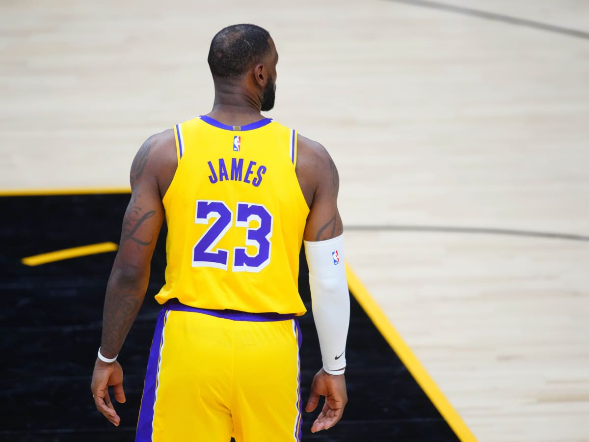 LeBron's jersey T-shirt could hint the changes to the Lakers' uniforms