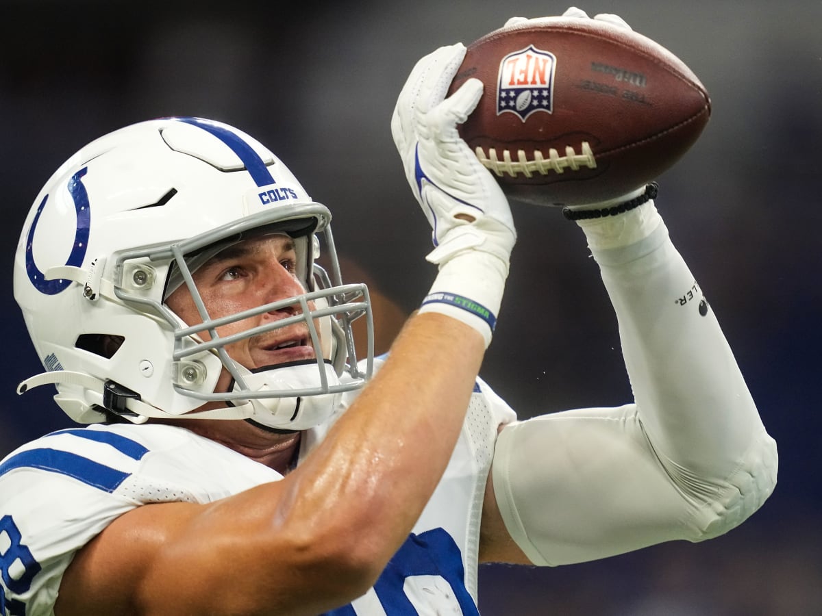 Los Angeles Rams tight end Nikola Kalinic (83) takes field before an NFL  preseason football game Saturday, Aug. 26, 2023, in Denver. (AP Photo/David  Zalubowski Stock Photo - Alamy