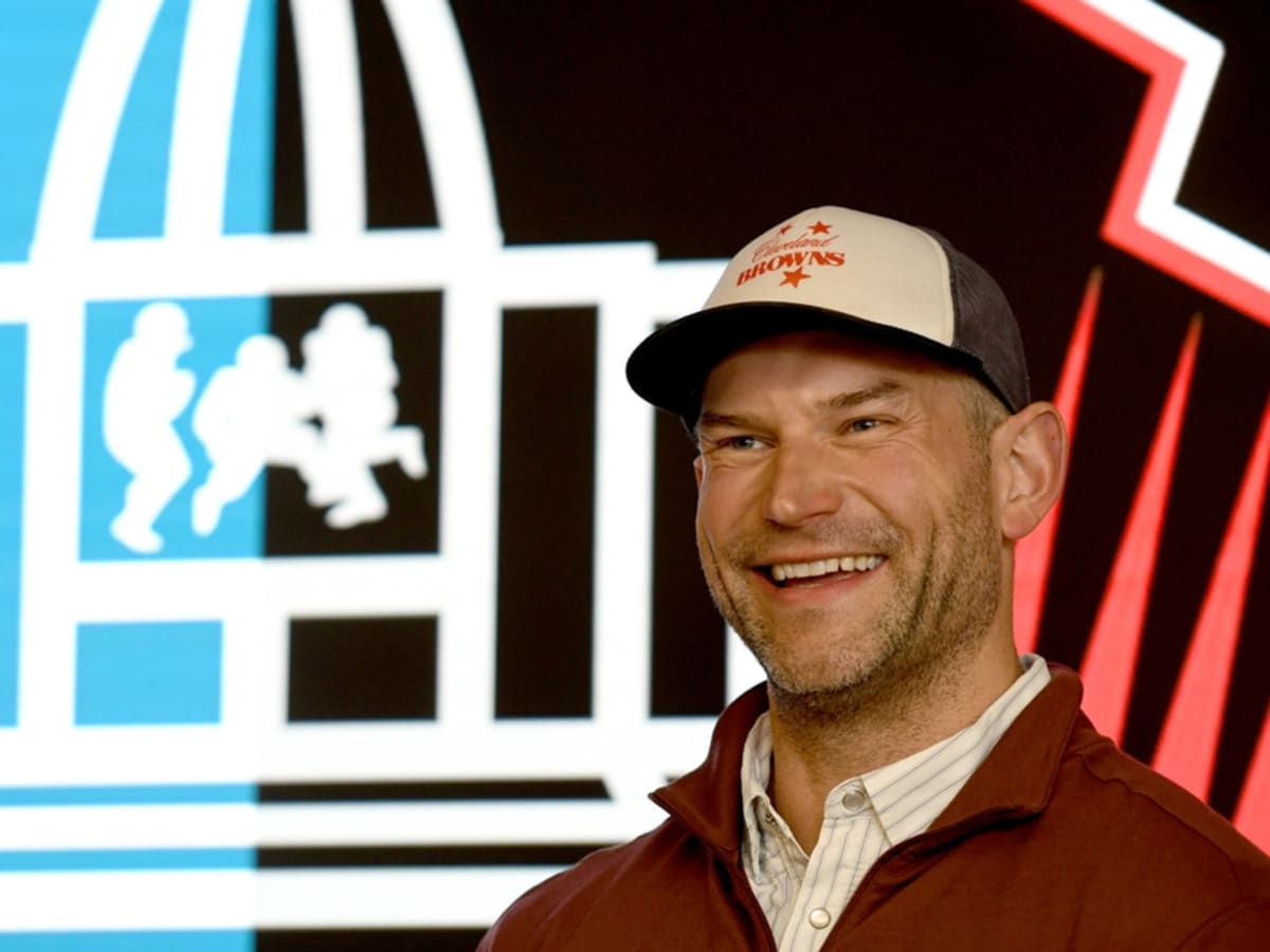 Browns' Joe Thomas receives Pro Football Hall of Fame gold jacket