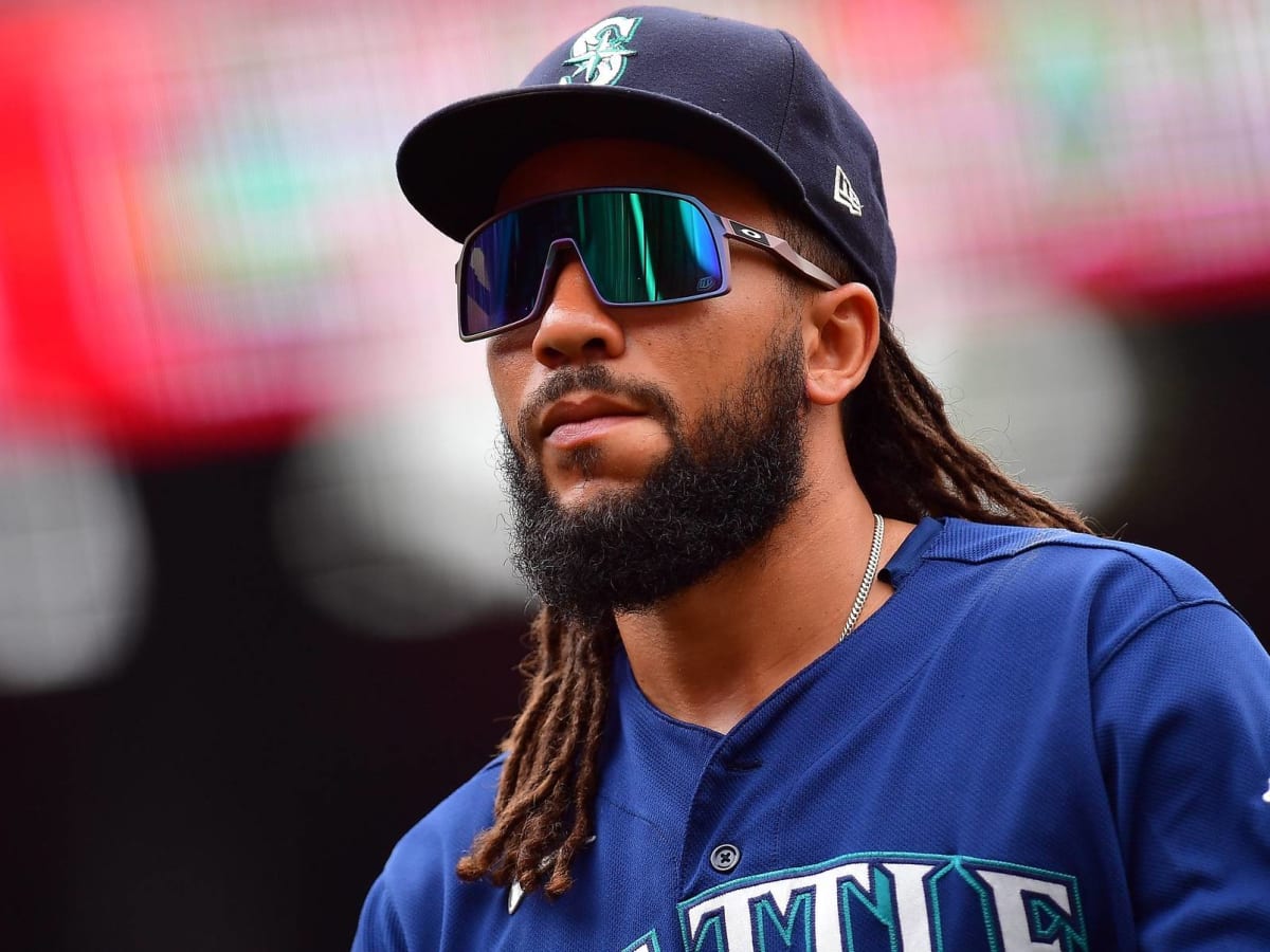 Mariners remove Blue Jays gear from team store after players, fans complain