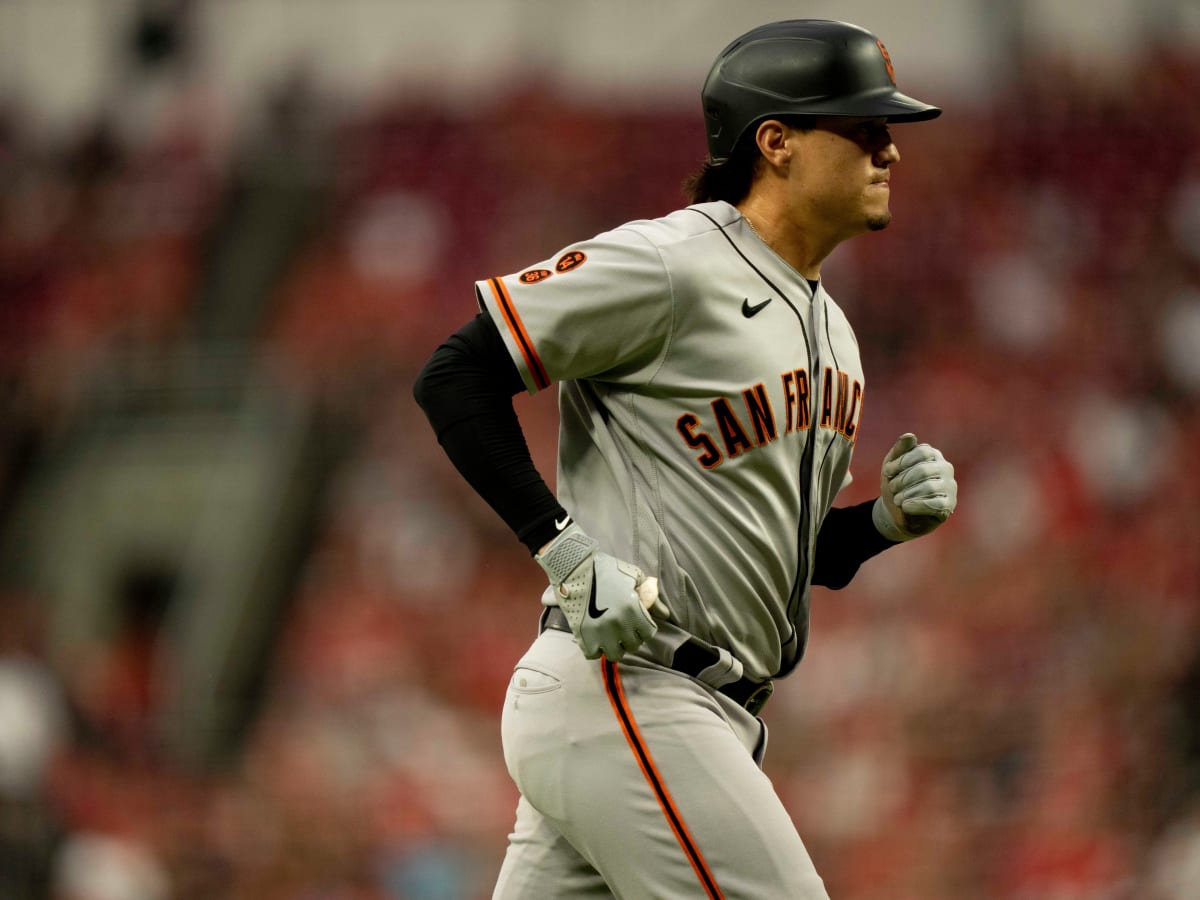 Why does Wilmer Flores have a different colored belt from everyone? :  r/SFGiants