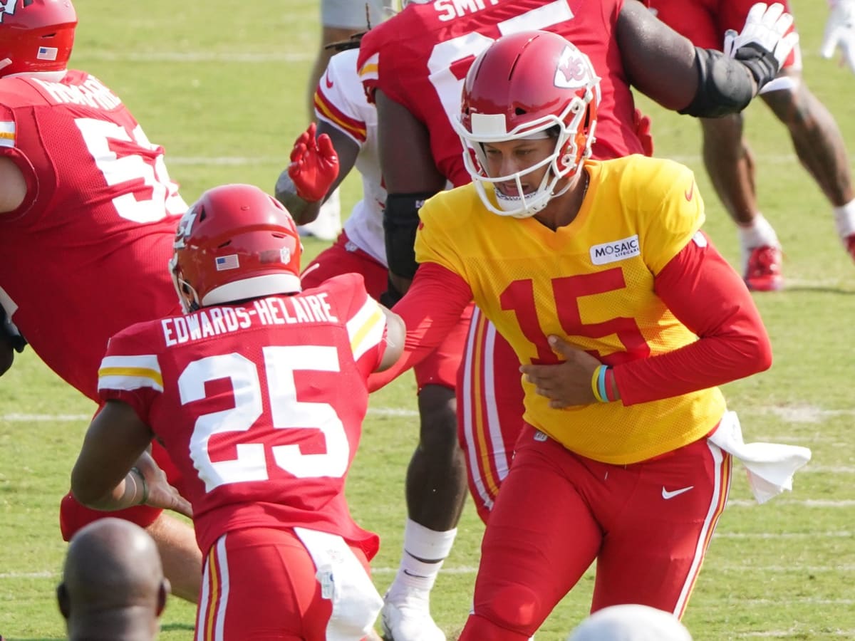 Chiefs QB Patrick Mahomes gives standouts at training camp