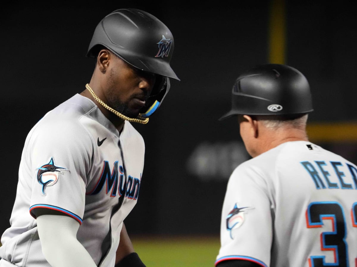 Marlins third base coach fractures leg after getting hit by foul