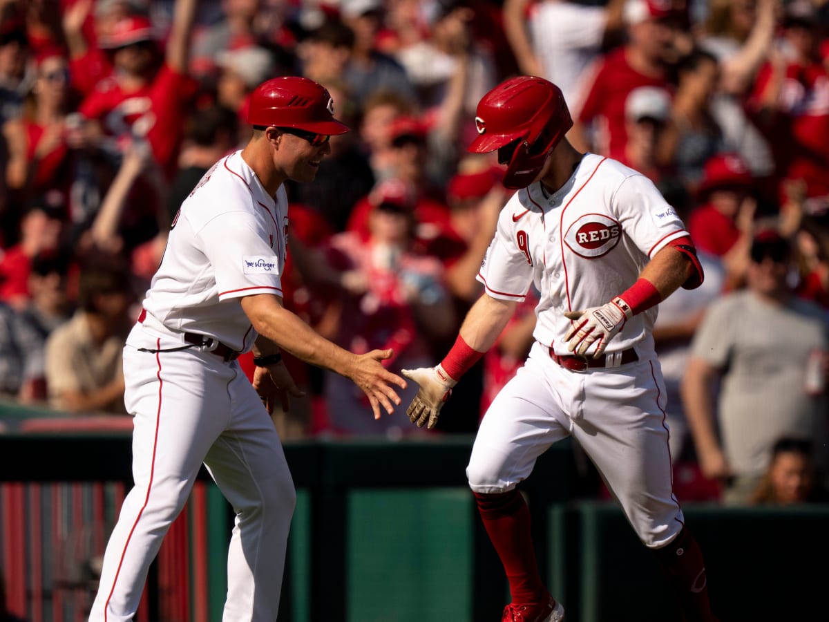 Bruce hits three-run HR, Reds sink D-backs 