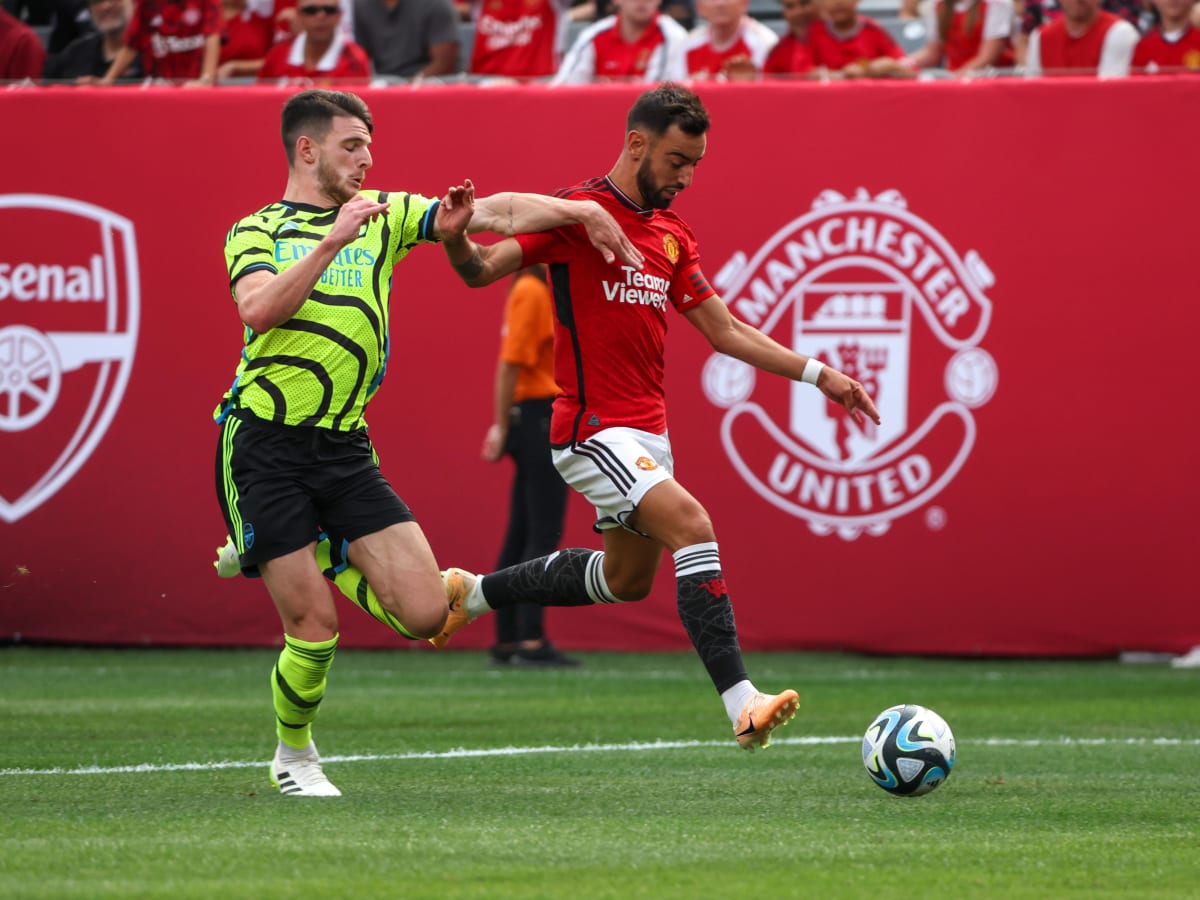 Manchester United seize on errors to beat Arsenal in New Jersey