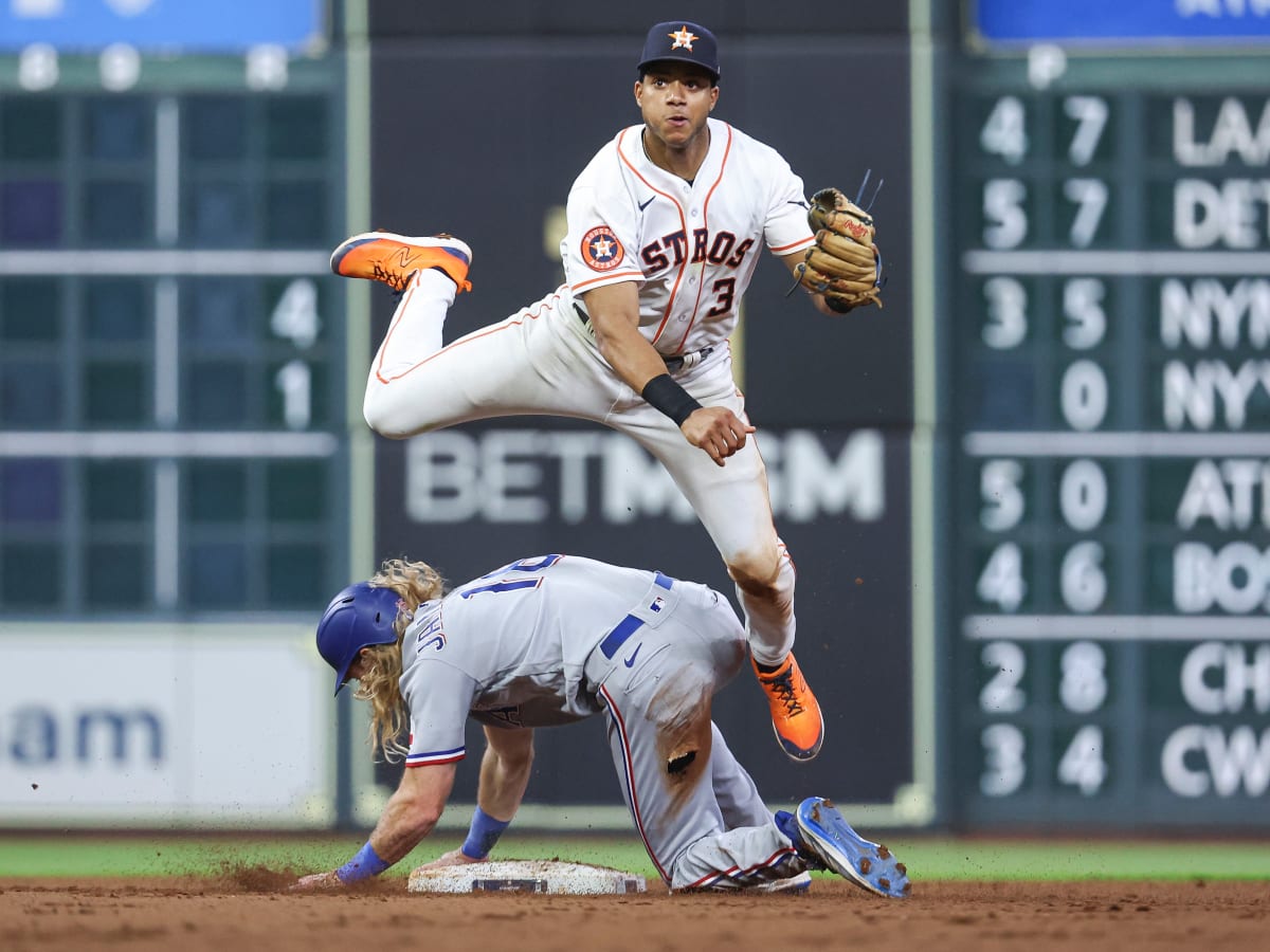 Rangers lead Astros in race to represent Texas in the World Series