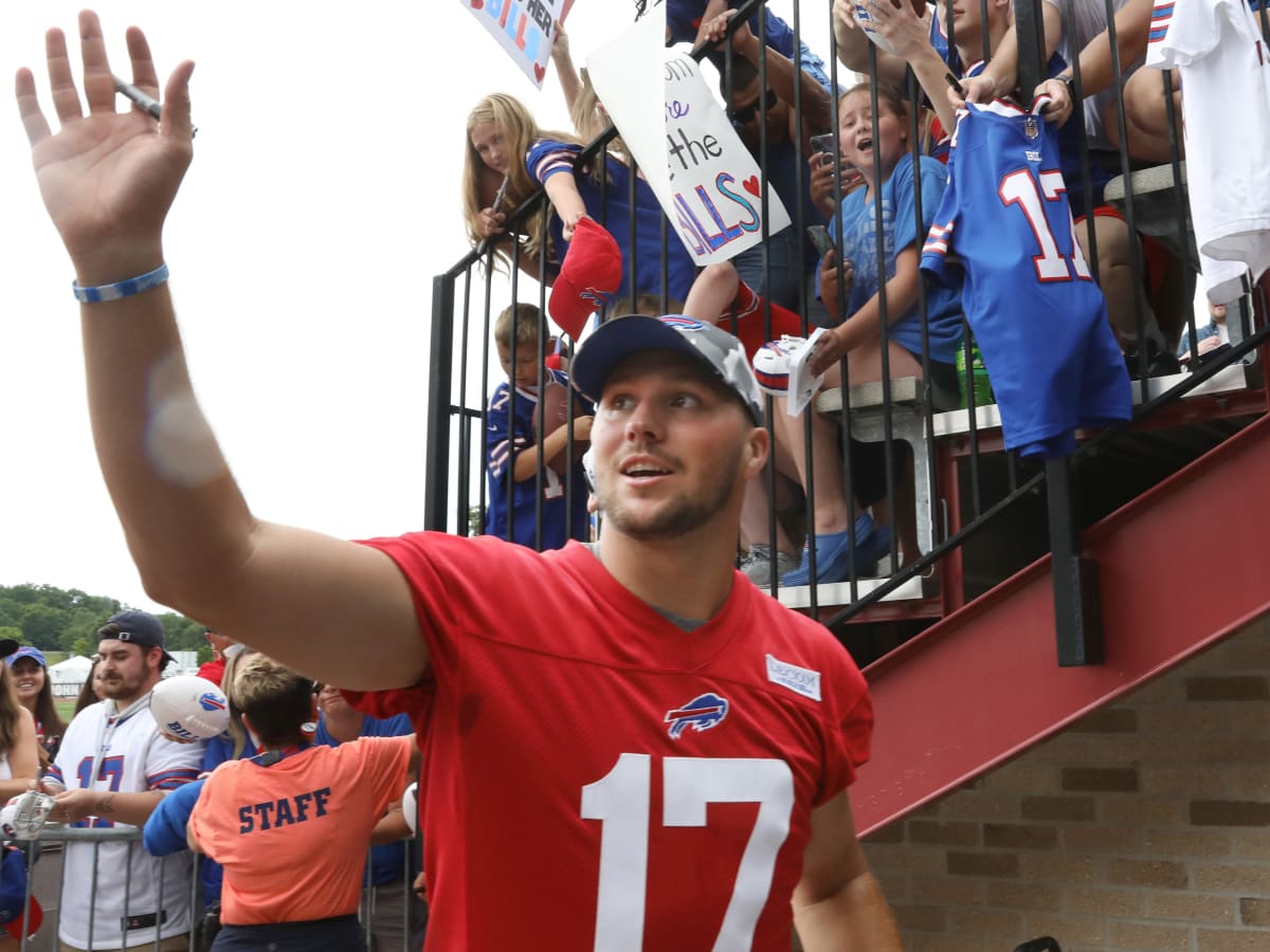 Young Fan Makes Sweet Sacrifice to Get Sister an Autograph From Favorite  NFL Player - Sports Illustrated