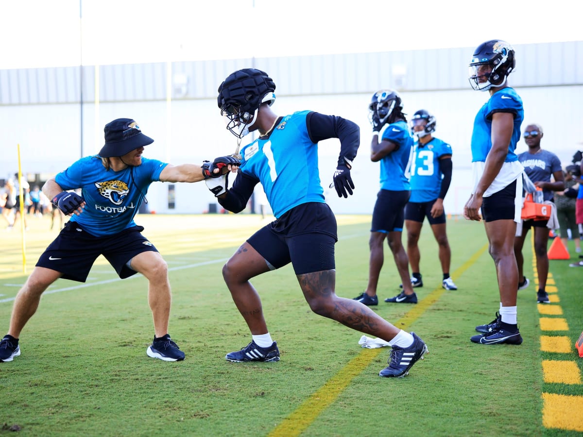 Jacksonville Jaguars K'Lavon Chaisson (45) warms up before an NFL football  practice, Tuesday, May 31, 2022, in Jacksonville, Fla. (AP Photo/John Raoux  Stock Photo - Alamy