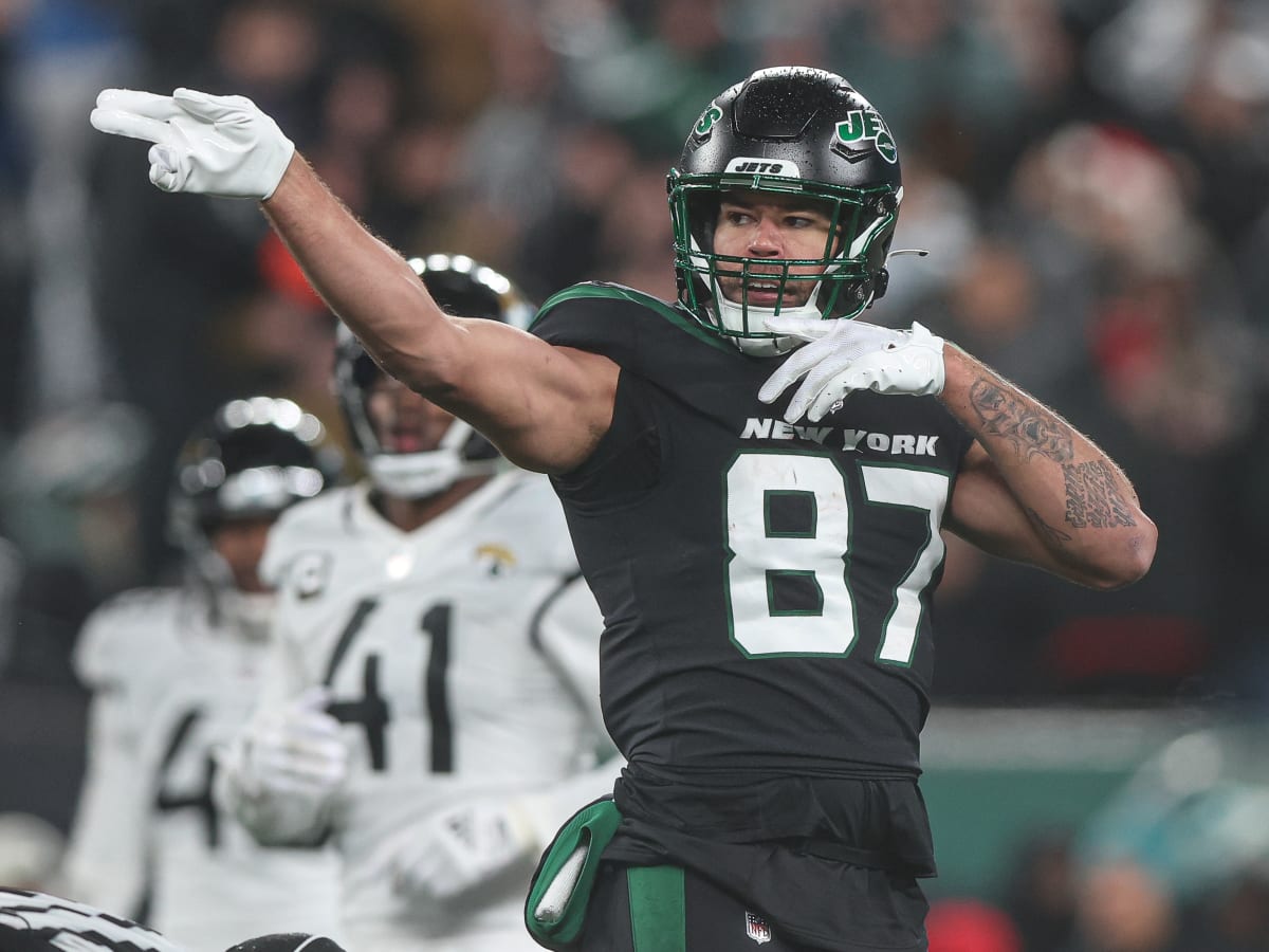 New York Jets tight end C.J. Uzomah (87) warms up before playing against  the Buffalo Bills in an NFL football game, Monday, Sept. 11, 2023, in East  Rutherford, N.J. (AP Photo/Adam Hunger