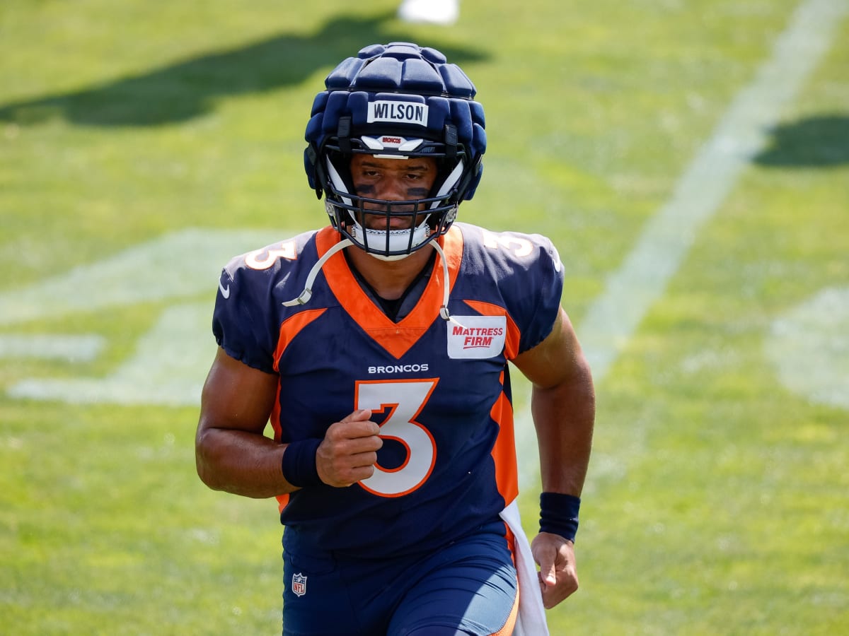 Denver Broncos Training Camp  Day 10: Russell Wilson Wows Fans & Media -  Sports Illustrated Mile High Huddle: Denver Broncos News, Analysis and More