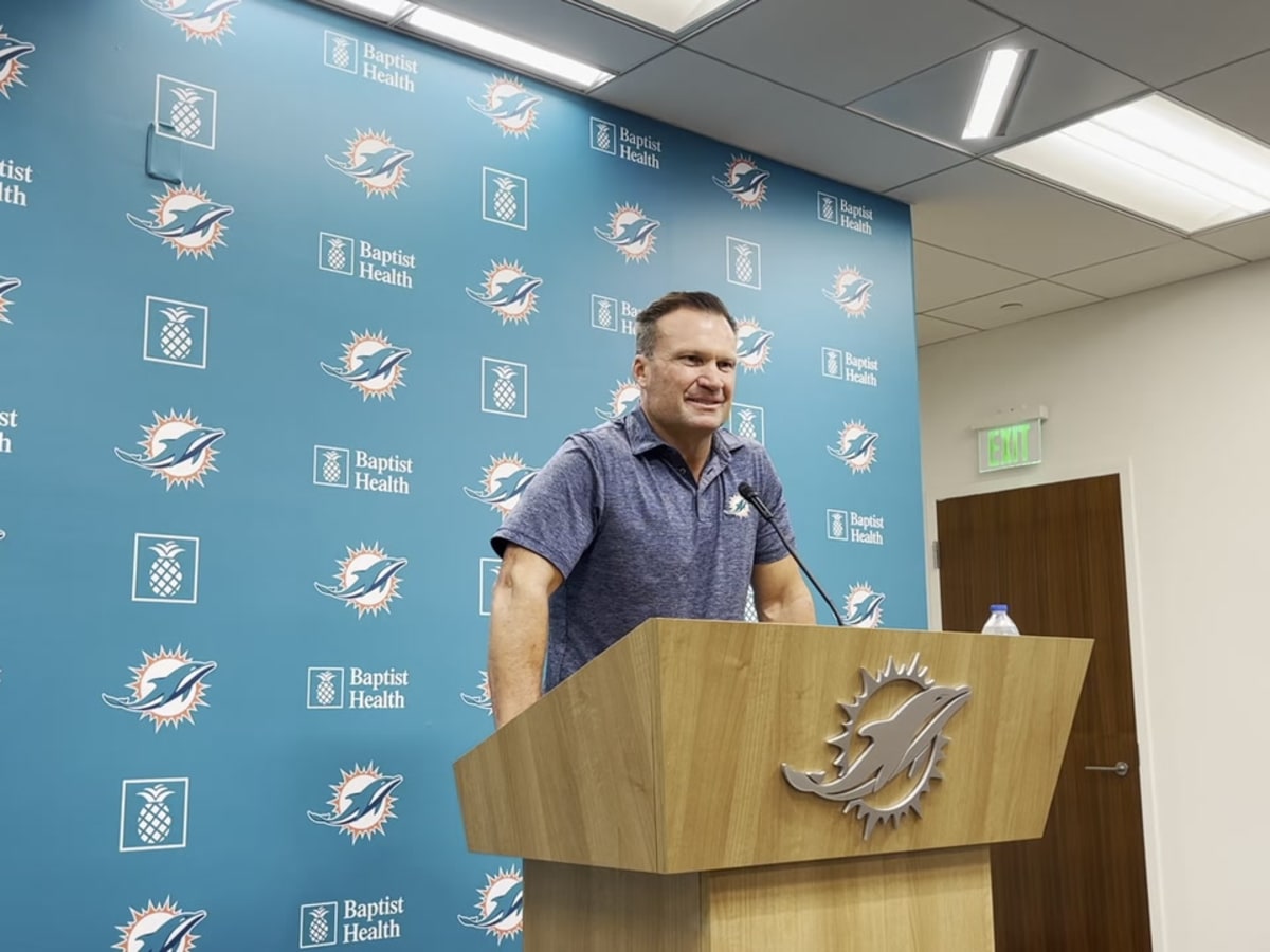 Former NFL player Zach Thomas speaks during his induction into the Pro  Football Hall of Fame Class in Canton, Ohio, Saturday, Aug. 5, 2023. (AP  Photo/Gene J. Puskar Stock Photo - Alamy