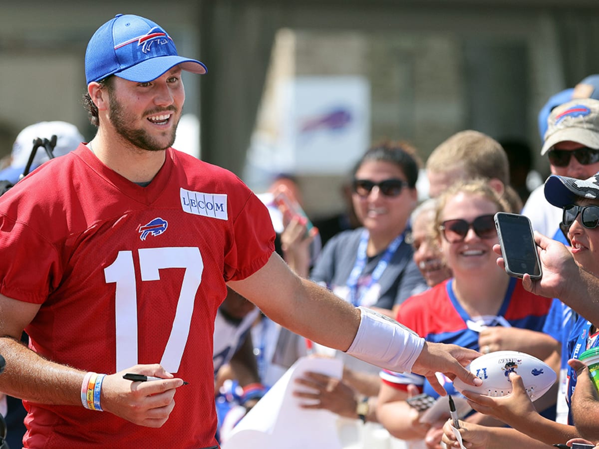 Josh Allen exacts revenge on reporter Peter King one year after viral  moment