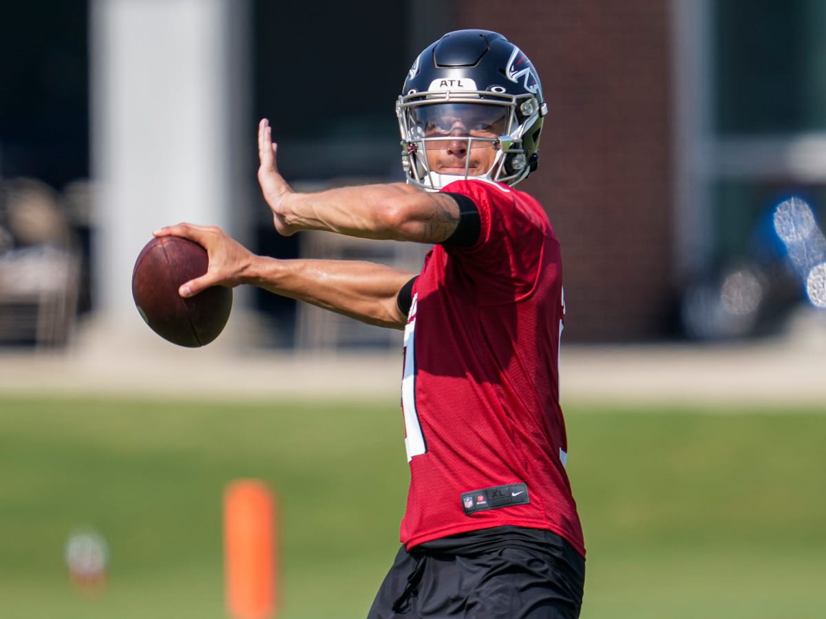 Falcons players and Legends visit Georgia National Guard