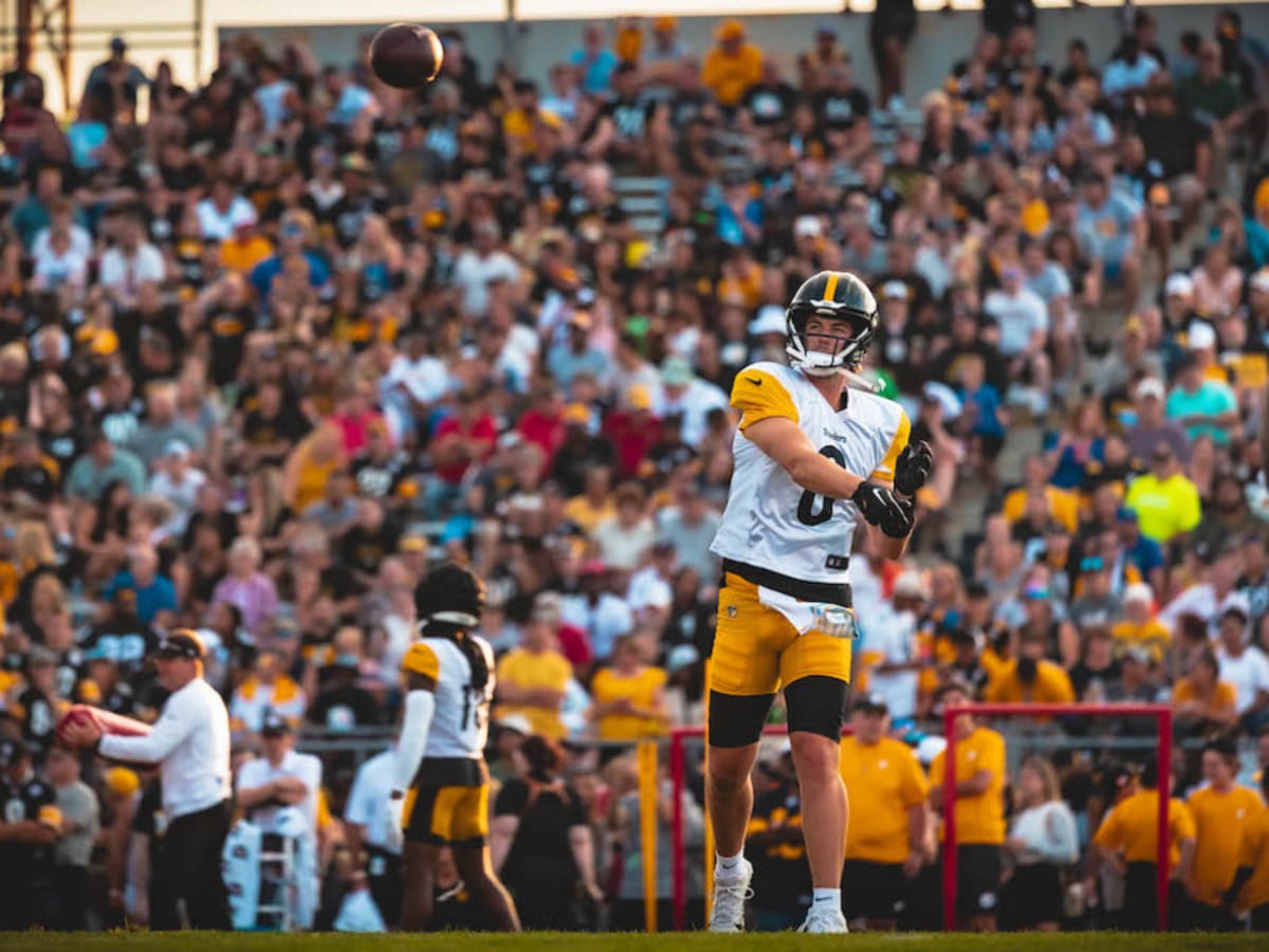 Pittsburgh Steelers quarterback Kenny Pickett (8) warms up before an NFL  football game against the Tampa Bay Buccaneers in Pittsburgh, Sunday, Oct.  16, 2022. (AP Photo/Barry Reeger Stock Photo - Alamy