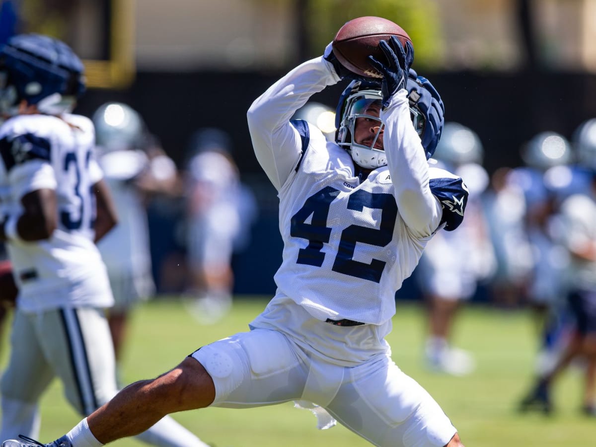 Watch NFL legend surprise Cowboys' Deuce Vaughn at Rookie Premiere