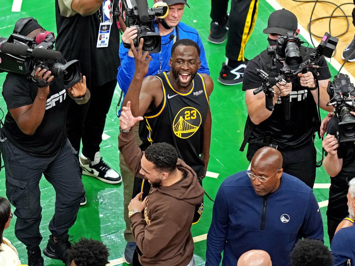 Dave Portnoy chirps Draymond Green on his way to the bench