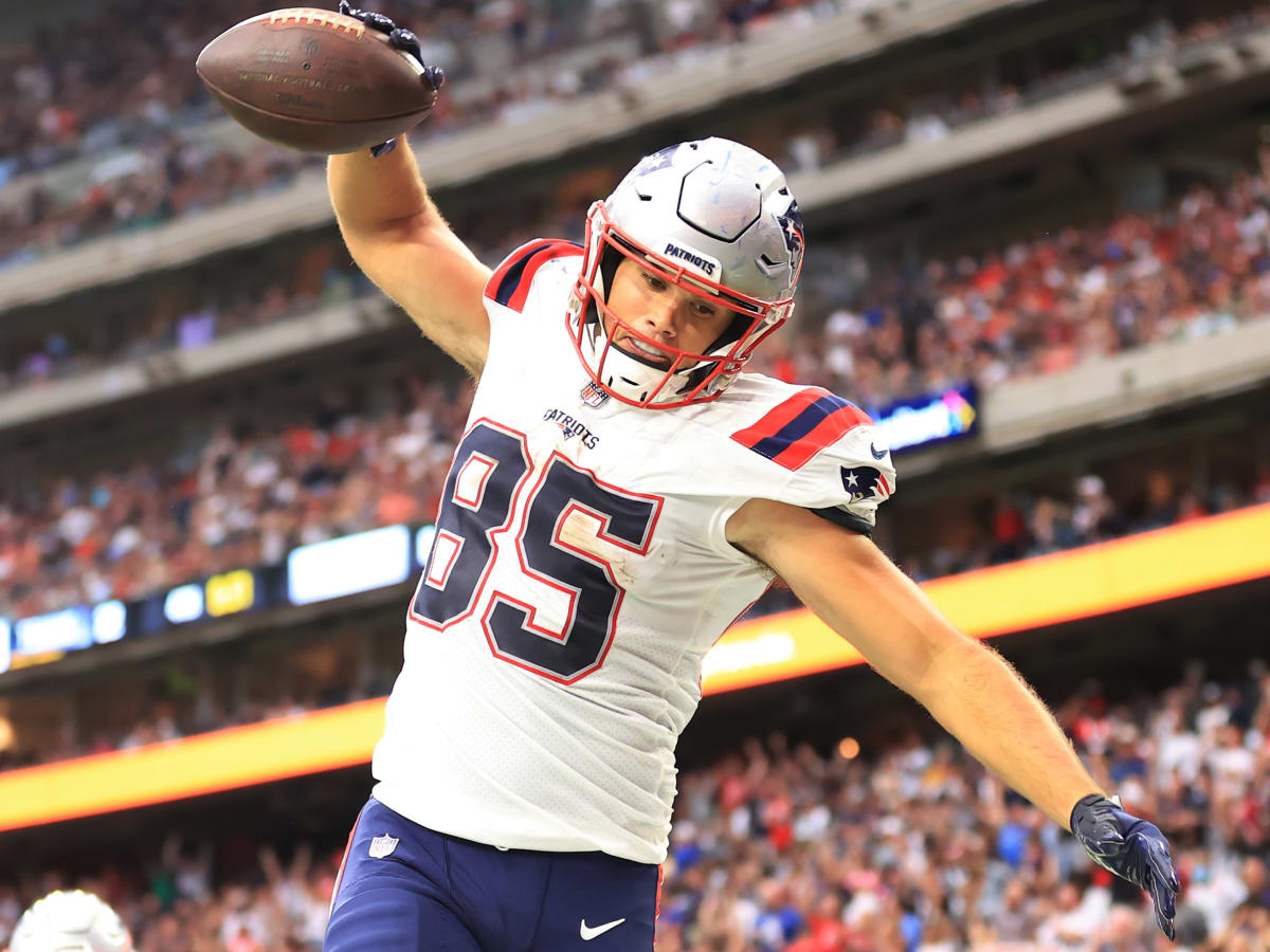 With No. 85 Patriots jersey, Hunter Henry tips cap to 'one of the best' in  Antonio Gates - Pats Pulpit