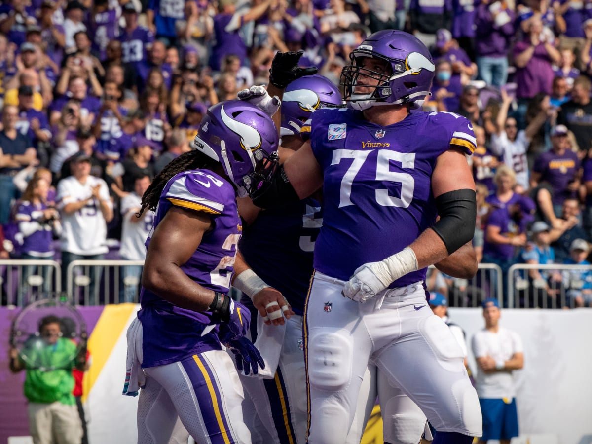 Brian O'Neill Sounds the Gjallarhorn & Leads Skol Chant Prior to Minnesota  Vikings Wild Card Game 