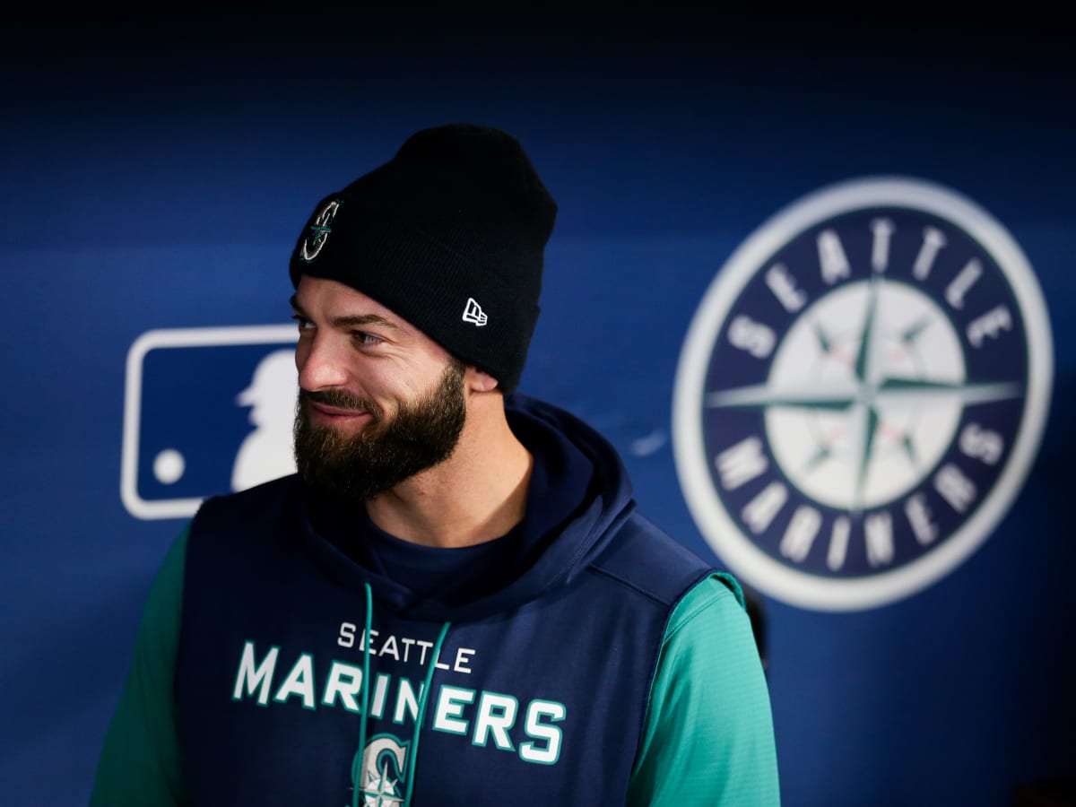 Mariners' Mitch Haniger left incredible flip over wall unscathed