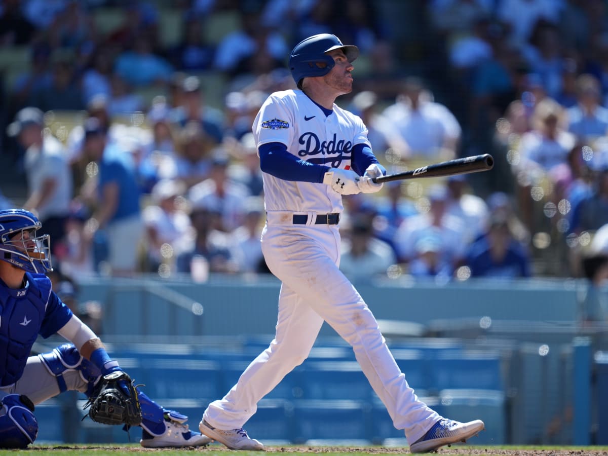 Dodger fans create a welcome home that Freddie Freeman won't