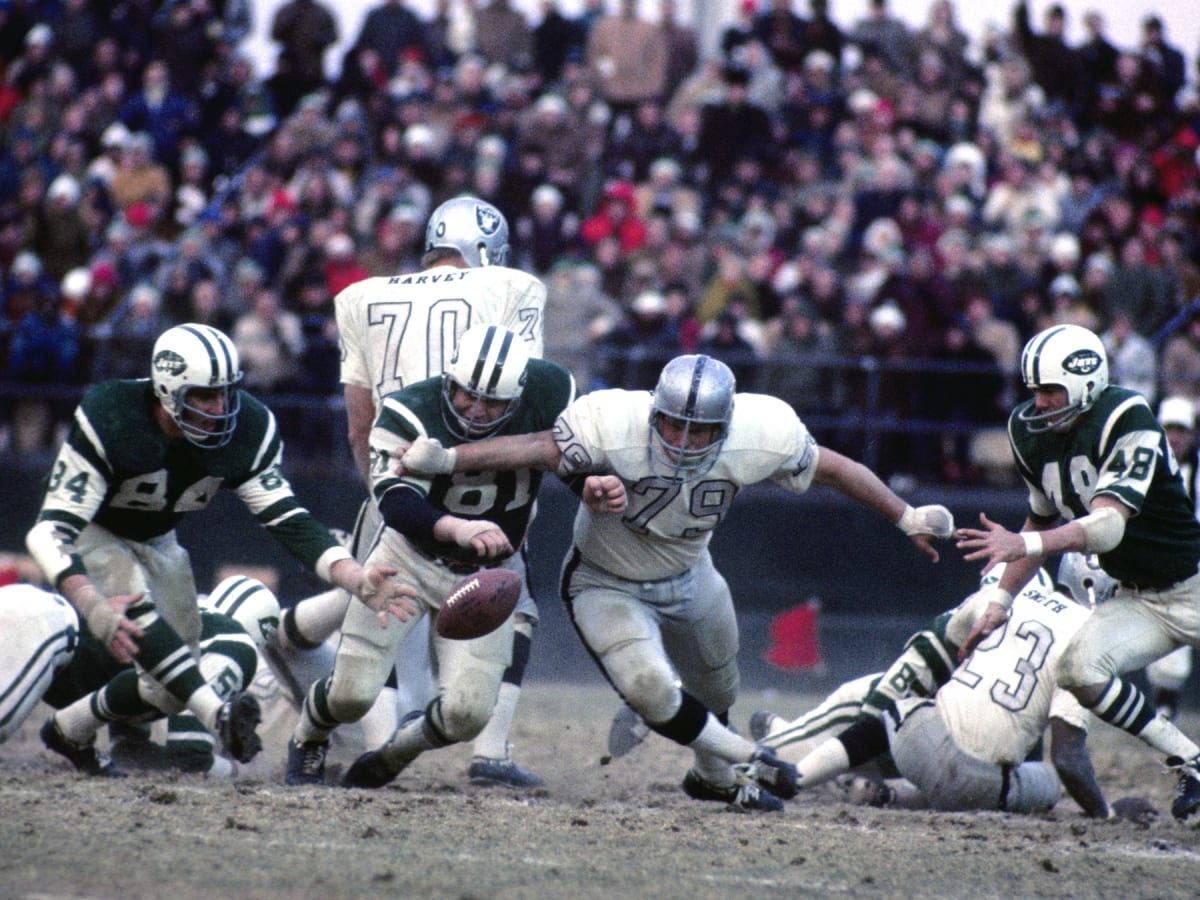 Las Vegas Raiders legend quarterback Daryle Lamonica honored at Las Vegas  draft