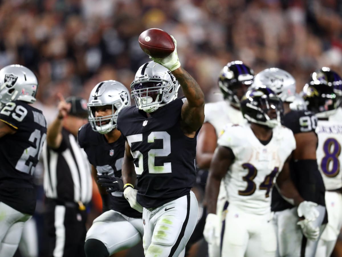 Las Vegas Raiders linebacker Denzel Perryman (52) takes his stance