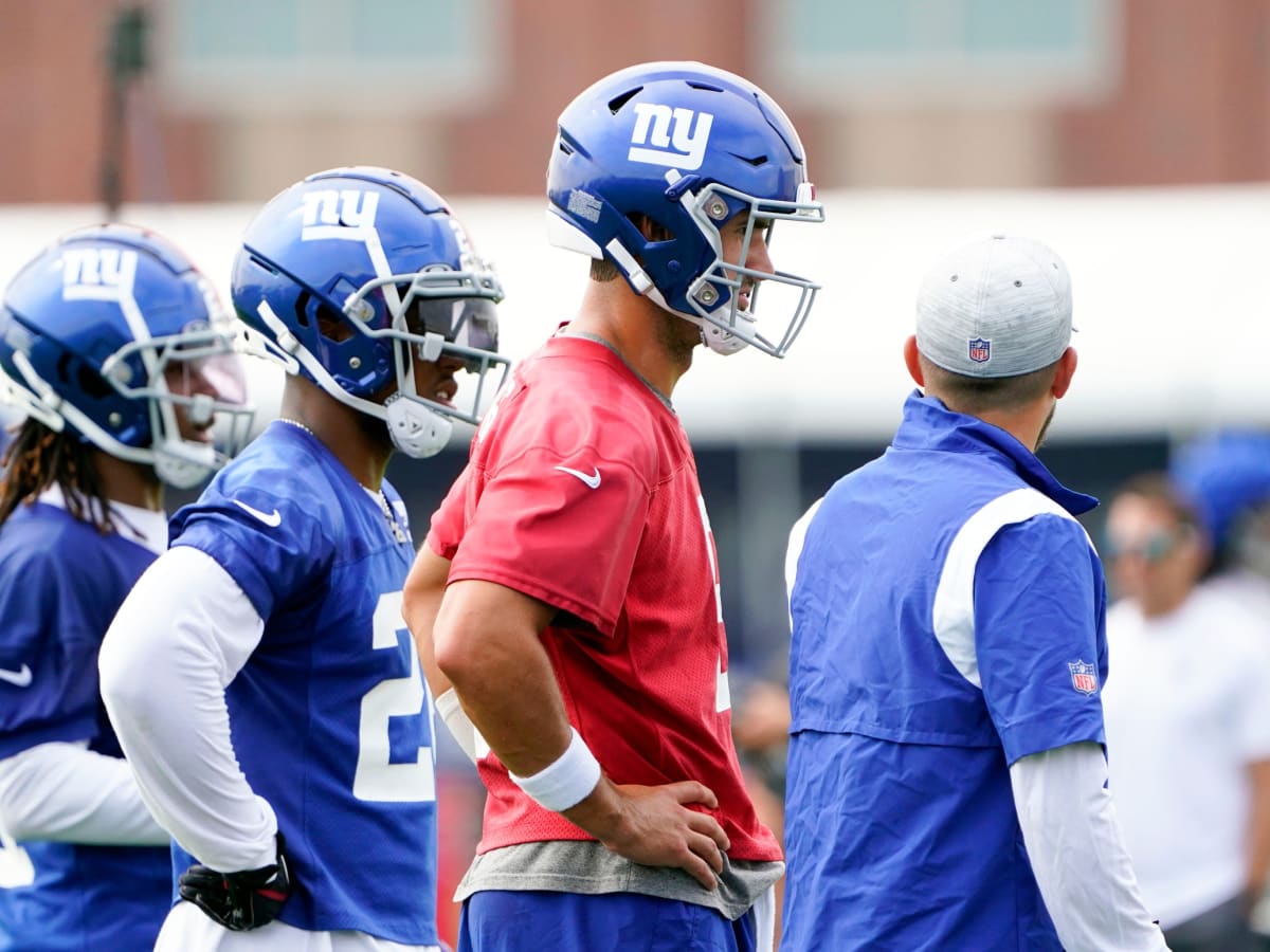 Giants' edge Elerson Smith off to fast start in first real NFL training  camp - Big Blue View