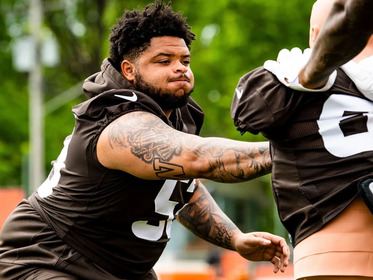 Browns lose starting center Harris for season, placed on IR