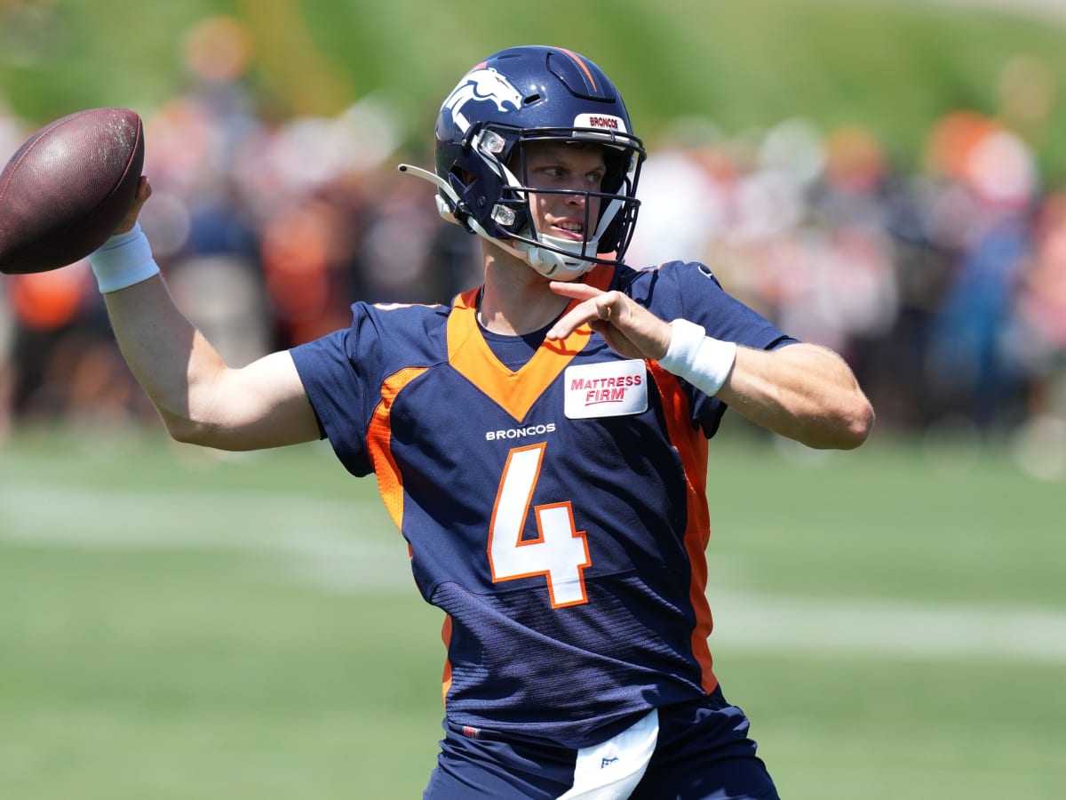 Denver Broncos quarterback Brett Rypien (4) takes part in drills during an  NFL football training camp session Monday, Aug. 5, 2019, in Englewood,  Colo. (AP Photo/David Zalubowski Stock Photo - Alamy