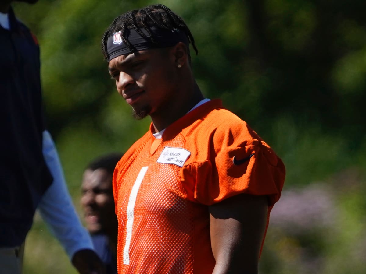 Chicago Bears quarterback Justin Fields signs baby's Bears jersey at  training camp