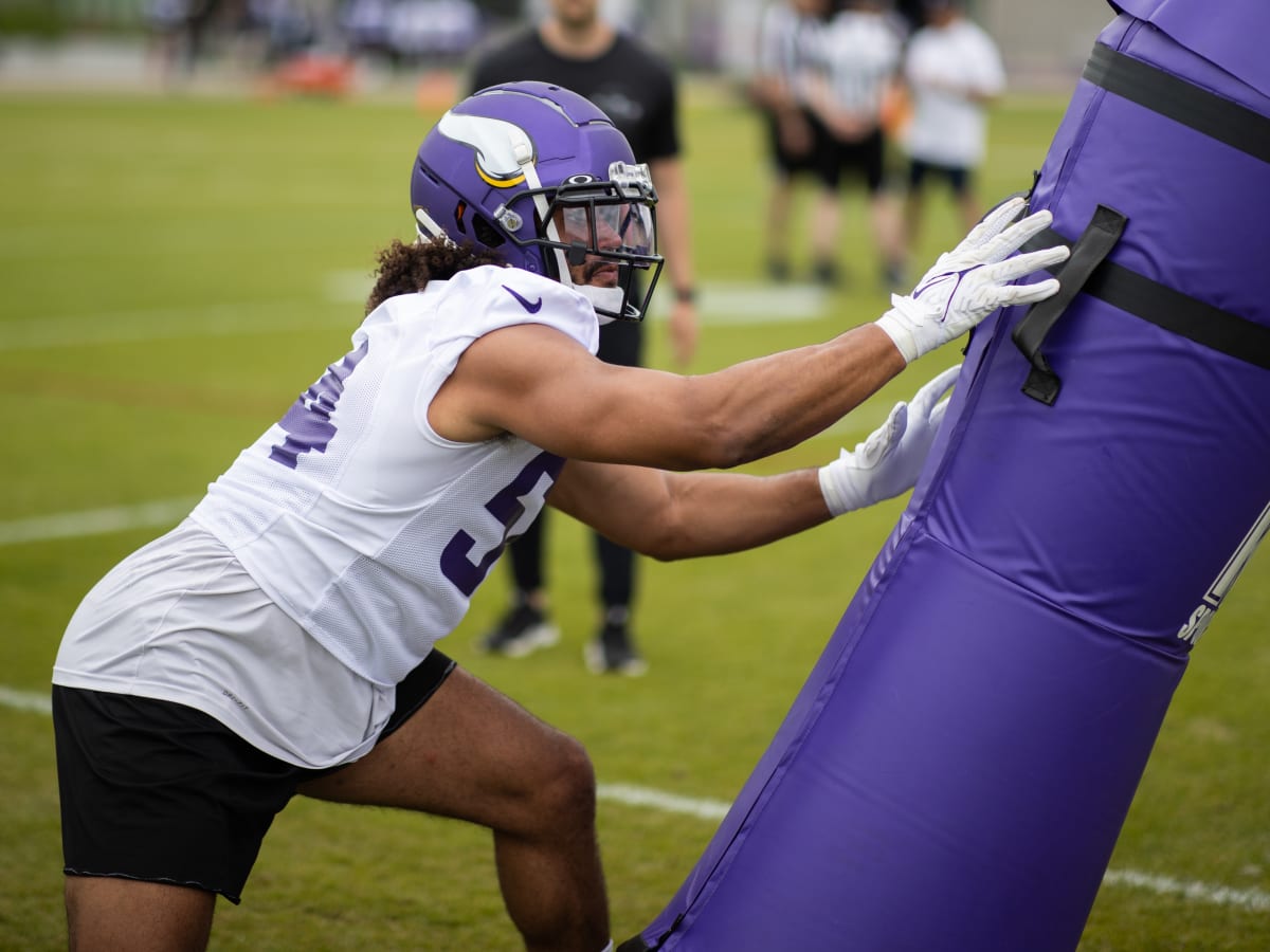 Eric Kendricks Wears Off-White Air Jordans before Vikings Game