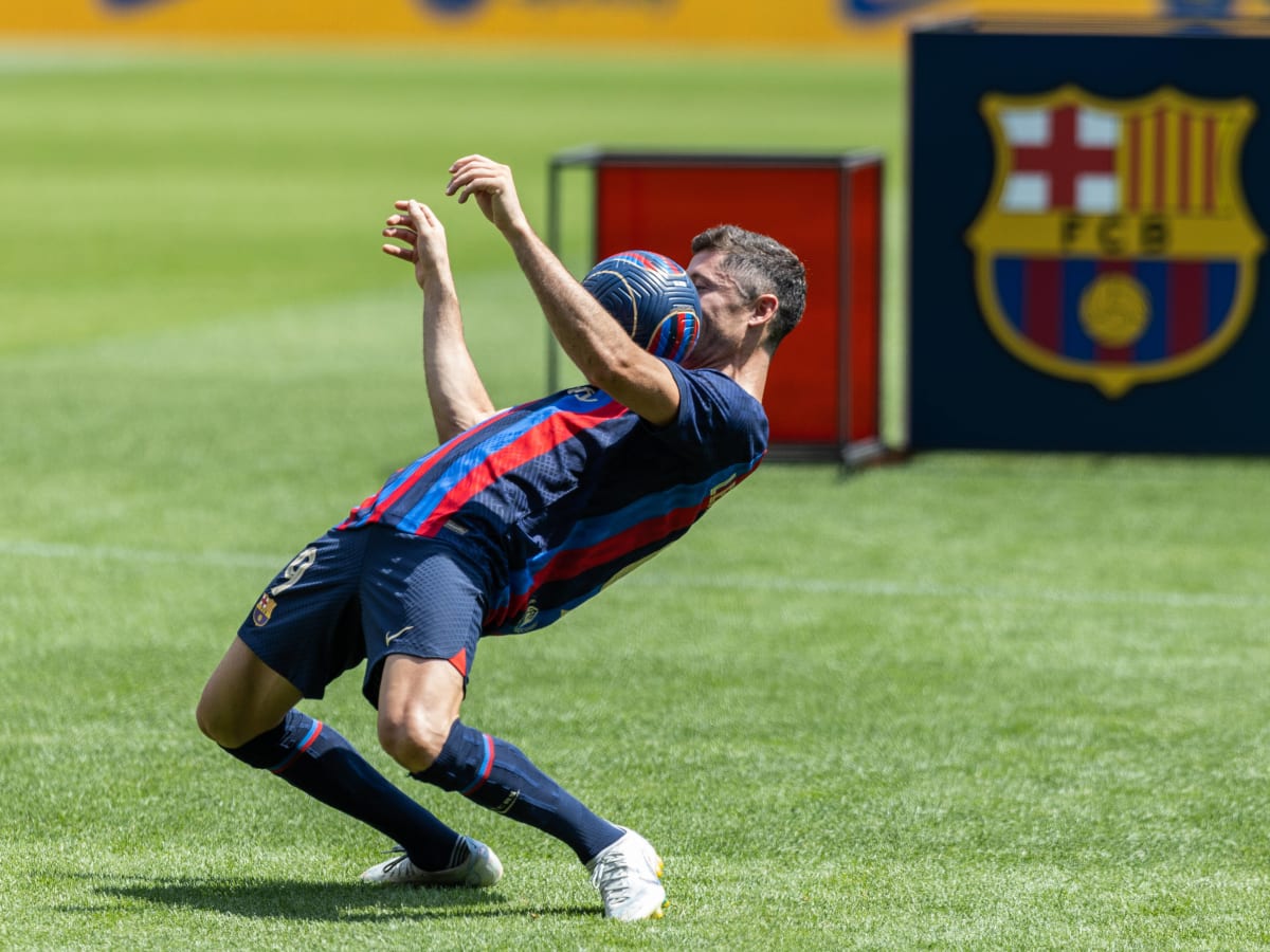 Robert Lewandowski performs tricks wearing new Barca squad number