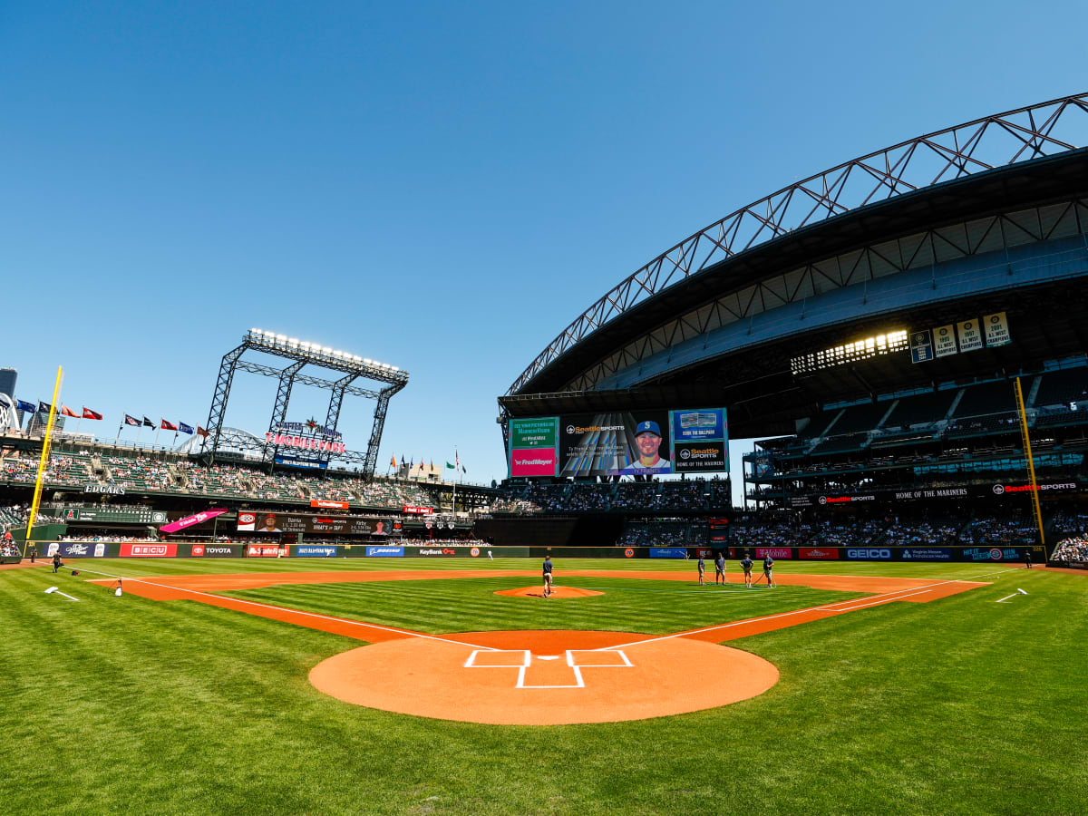 Mariners adopt clubhouse dog Tucker