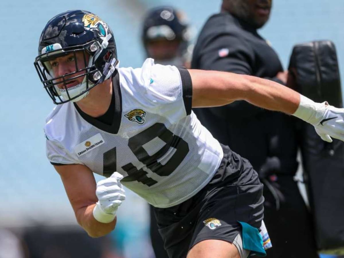 Jacksonville Jaguars linebacker Chad Muma, left, signs autographs for fans  after a practice at the NFL football team's training camp, Saturday, July  29, 2023, in Jacksonville, Fla. (AP Photo/John Raoux Stock Photo 