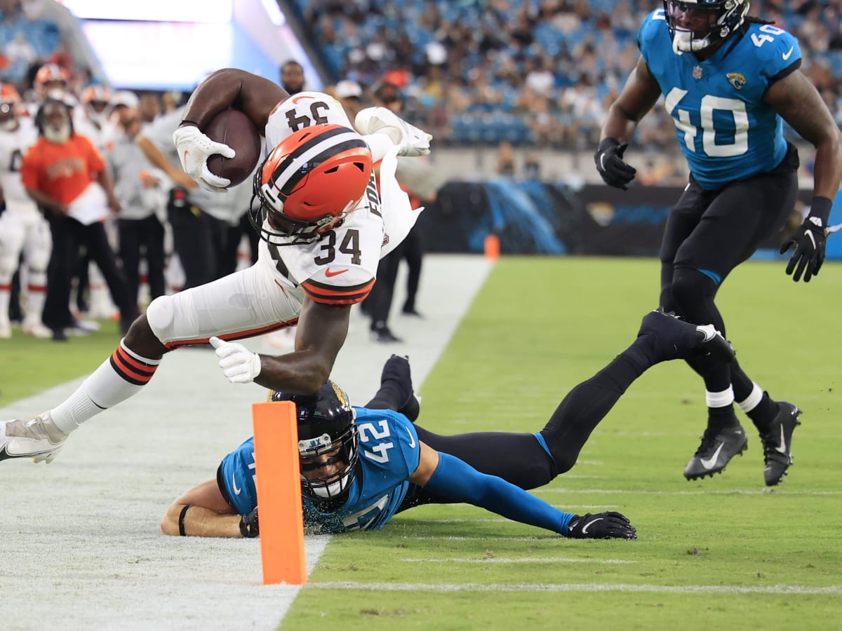 Cleveland Browns running back Jerome Ford (34) warms up prior to