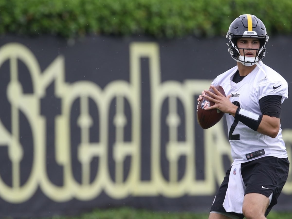 Mason Rudolph of the Pittsburgh Steelers attempts to recover a