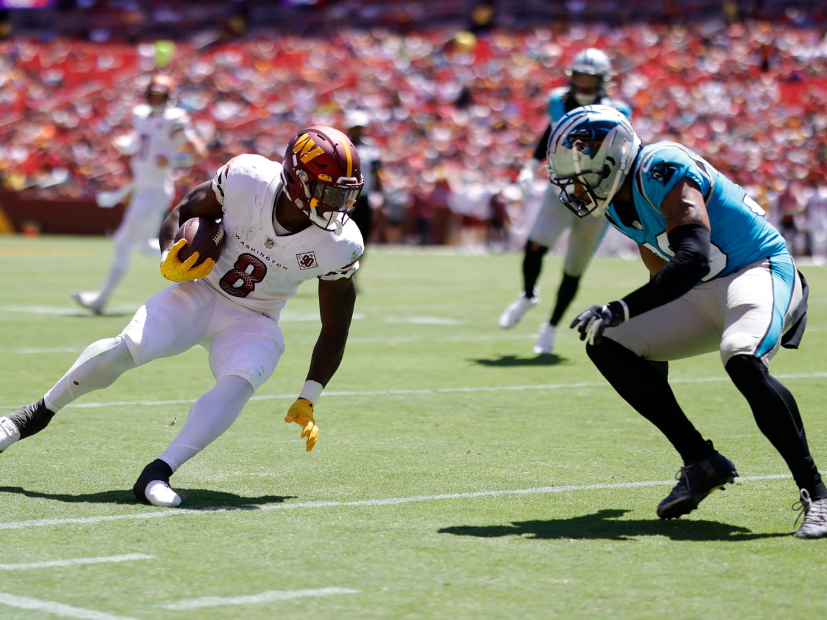 Washington Commanders running back Brian Robinson Jr. (8) runs