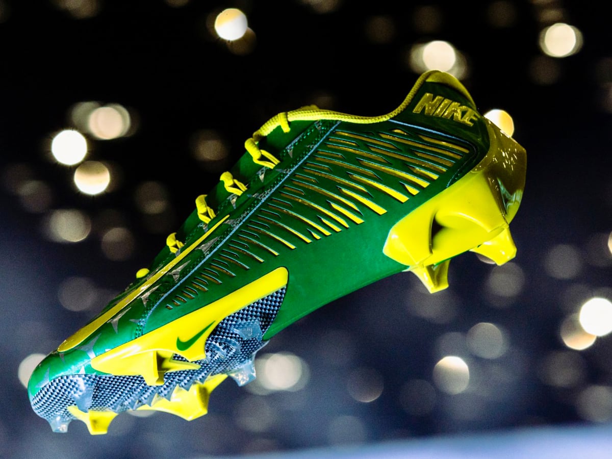 Oregon is set to wear exclusive color changing cleats - Footballscoop