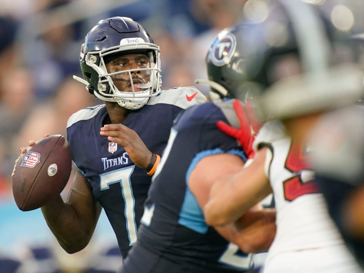 NASHVILLE, TN - AUGUST 20: Tennessee Titans quarterback Malik Willis (7)  catches the snap during the Tampa Bay Buccaneers-Tennessee Titans Preseason  game on August 20, 2022 at Nissan Stadium in Nashville, TN. (