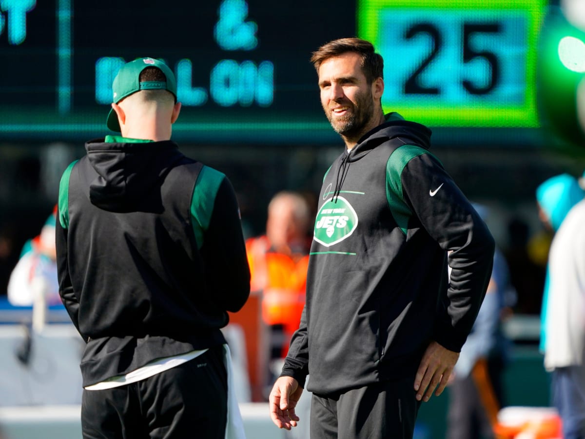 New York Jets quarterback Joe Flacco (19) warms up before playing against  the Buffalo Bills in