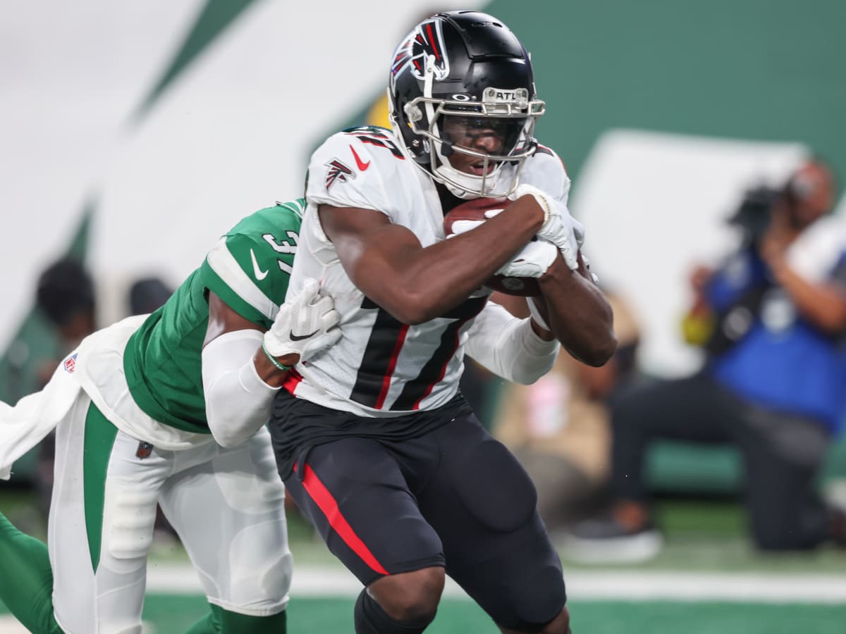 Atlanta Falcons wide receiver Olamide Zaccheaus, right, catches a touchdown  pass during the first half of an NFL football game against the New York  Giants, Sunday, Sept. 26, 2021, in East Rutherford