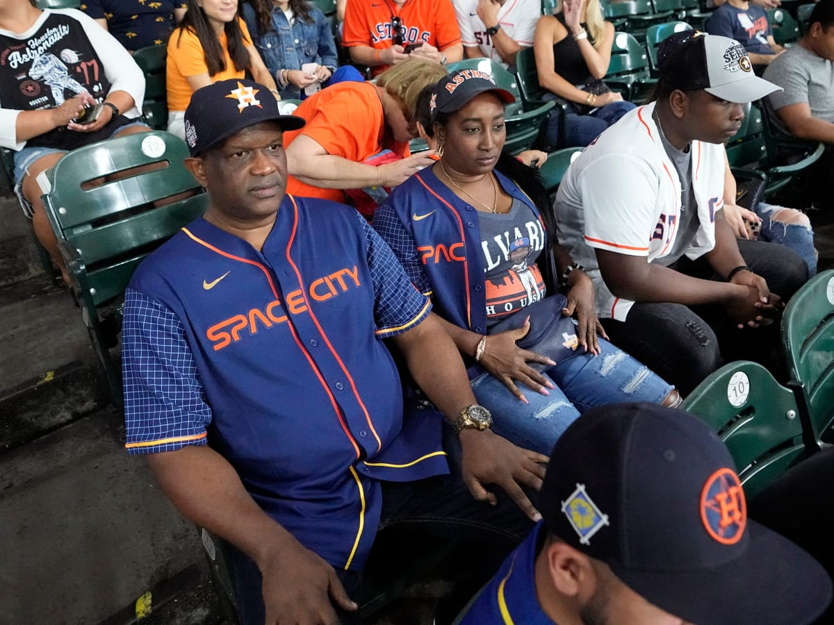 World Series: Yordan Alvarez's Family Is Here From Cuba to Cheer for Astros  - The New York Times