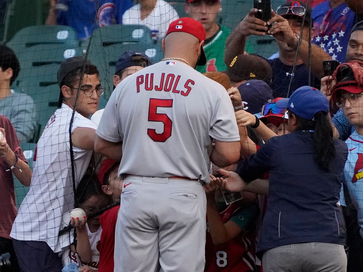 Store gives away jerseys while Metro East man hawks anti-Pujols shirts