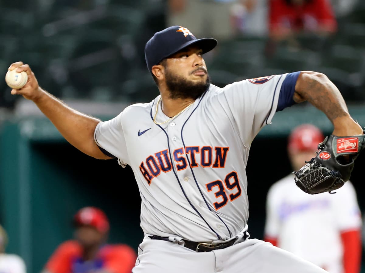 Houston Astros right fielder L.J. Hoes (28) bats in a spring exhibition  baseball game against the Atlanta Braves, Sunday, March 2, 2014, in  Kissimmee, Fla. The Astros won 7-4. (AP Photo/Alex Brandon