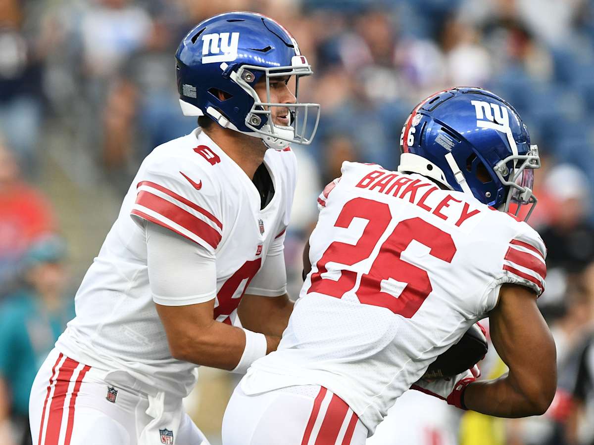 New York Giants' Saquon Barkley (26) warms up at the team's NFL football  training facility Wedn …