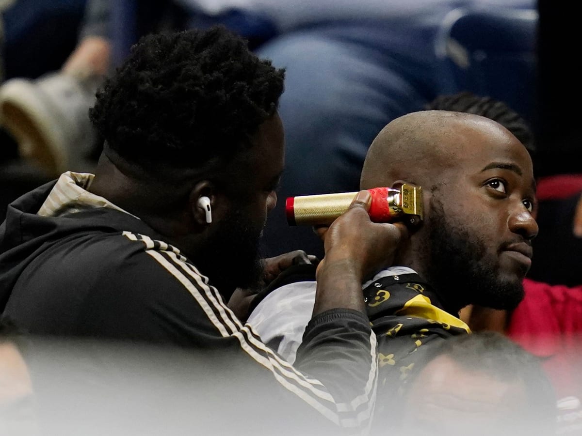 Cameras Catch NY Yankees' Fan Giving Another a Mid-Game Haircut