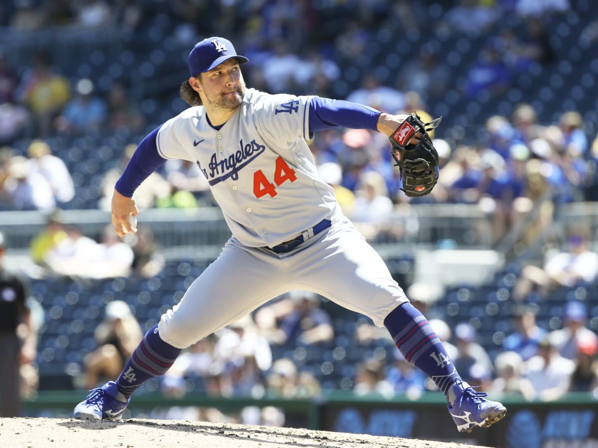 Dodgers News: Dave Roberts Talks Latest on Victor Gonzalez